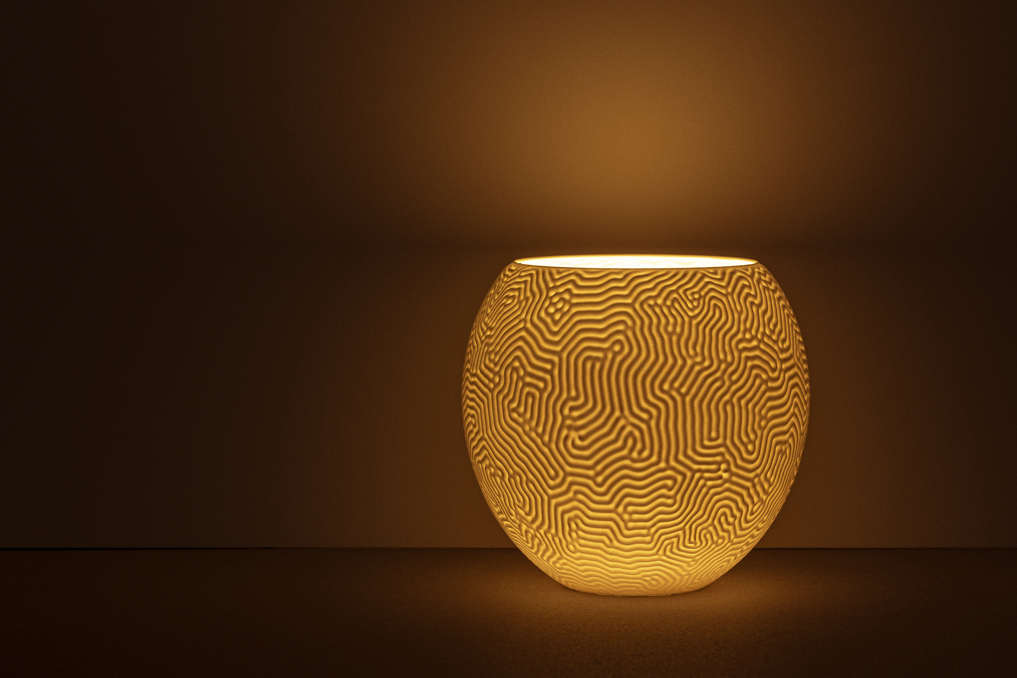 Decorative suggestion for Aeolian Plains: Pendant lampshade with a nature-inspired design. Evokes reveries of dune patterns - variant Original (Elegant white), an original product by Cosmic Jubilee (5 of 7) - presented as tealight.