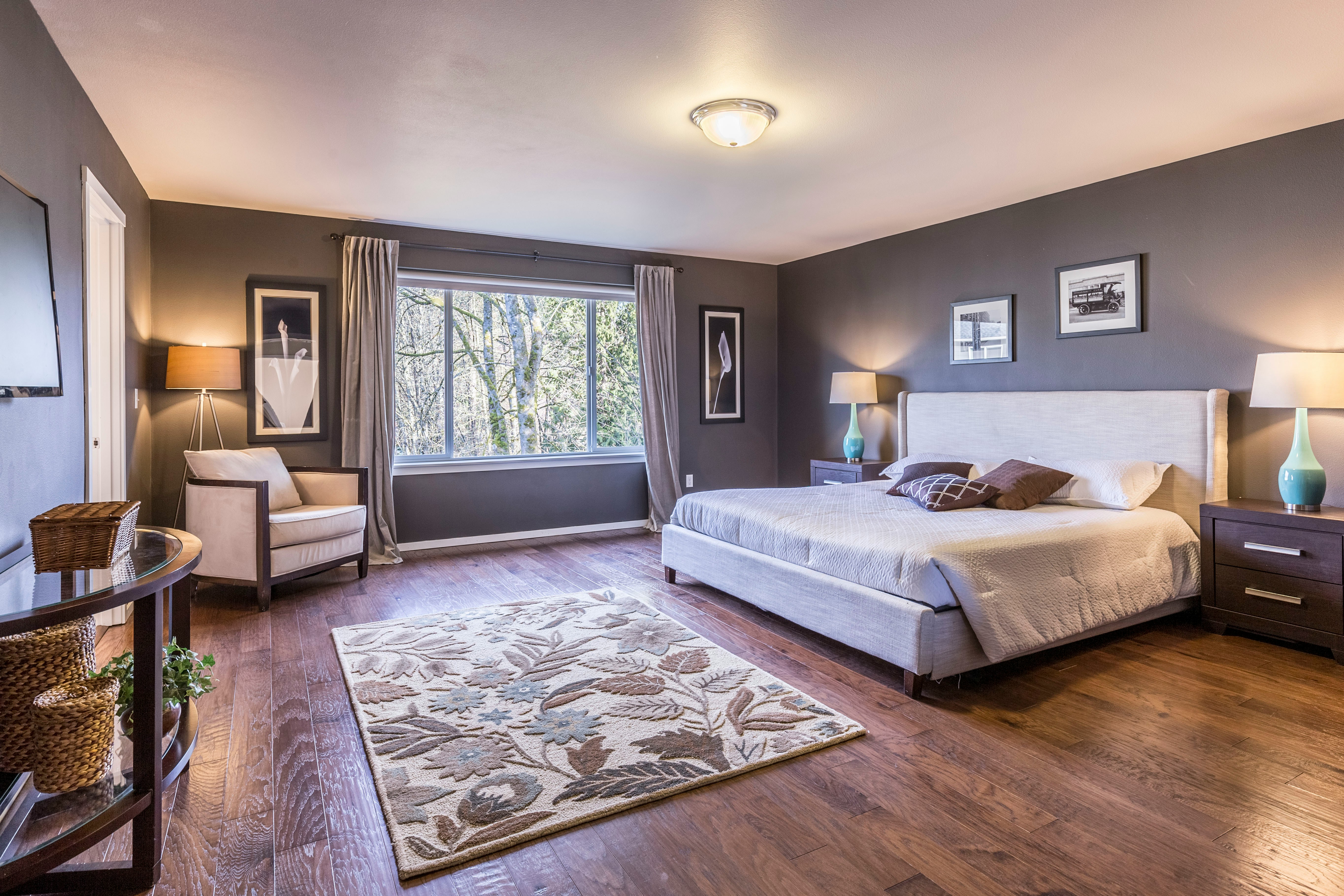 Bedrooms are our personal sanctuaries for rest and relaxation. Choose soft, soothing lighting to promote calm and restfulness, with options for reading and intimate moments. Dimmable fixtures are ideal for versatility.