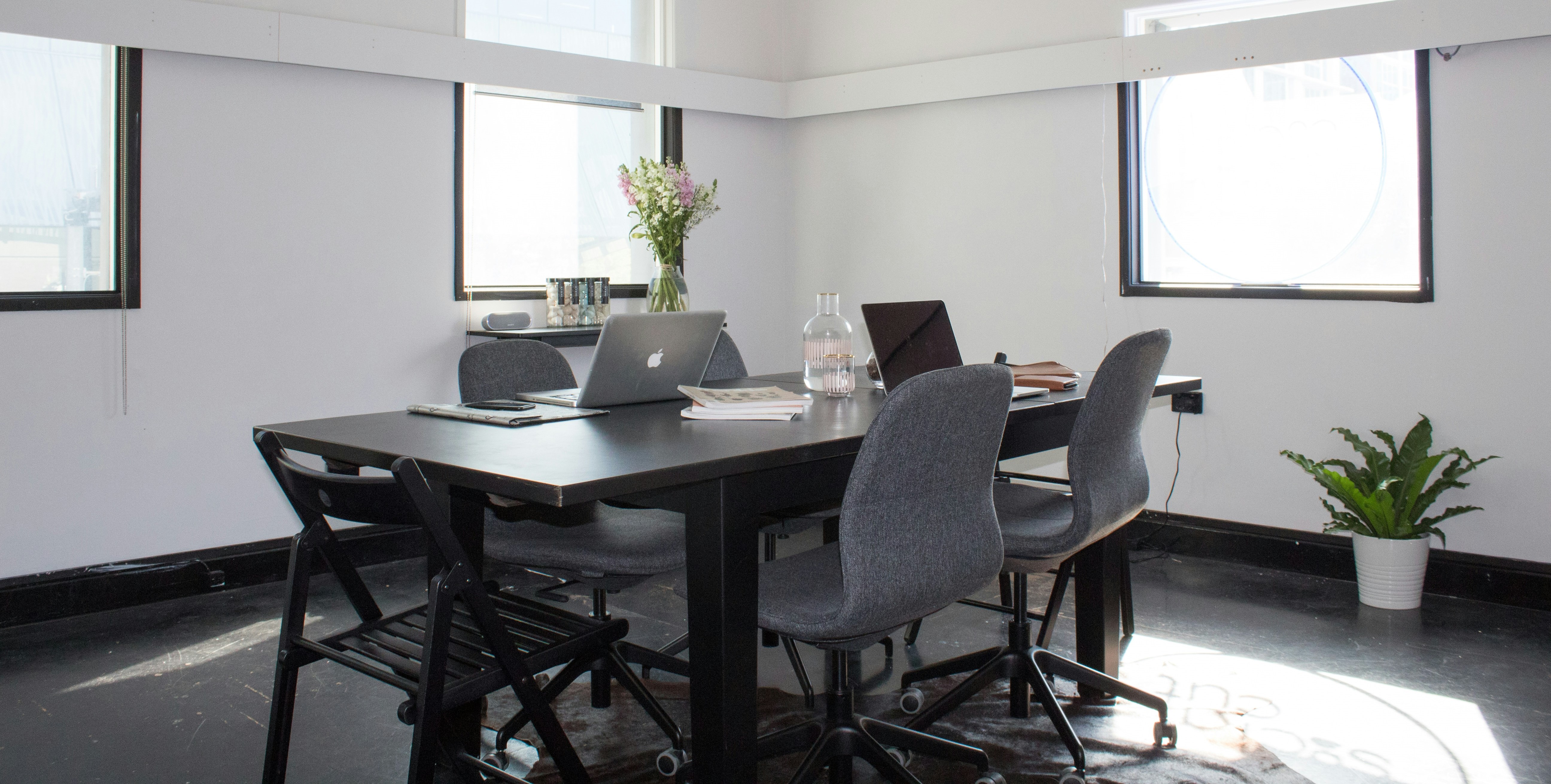 Corporate offices thrive on efficiency and ambition. Opt for lighting that stimulates alertness and productivity, with layers of ambient, task, and accent lighting to cater to various tasks and reduce glare on digital screens.